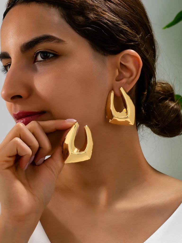 A Pair of Women’s Fashionable Hoop Earrings, Simple Geometric Metal Glossy Earrings, Suitable for Daily Wear, Vacations, and Gift-Giving