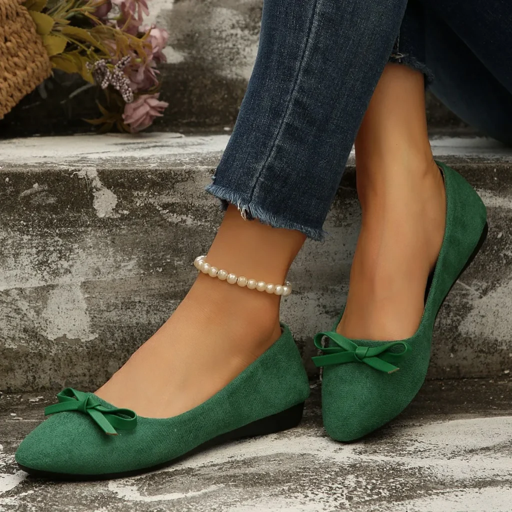 Lightweight women’s shoes, green, elegant low-heeled flats versatile