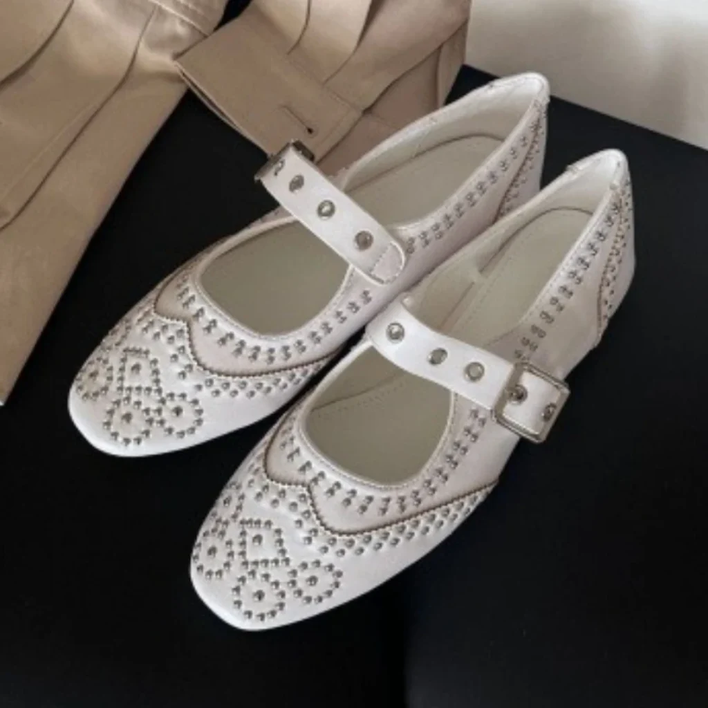 Retro Rivet Buckle Design Flats Women Round Toe